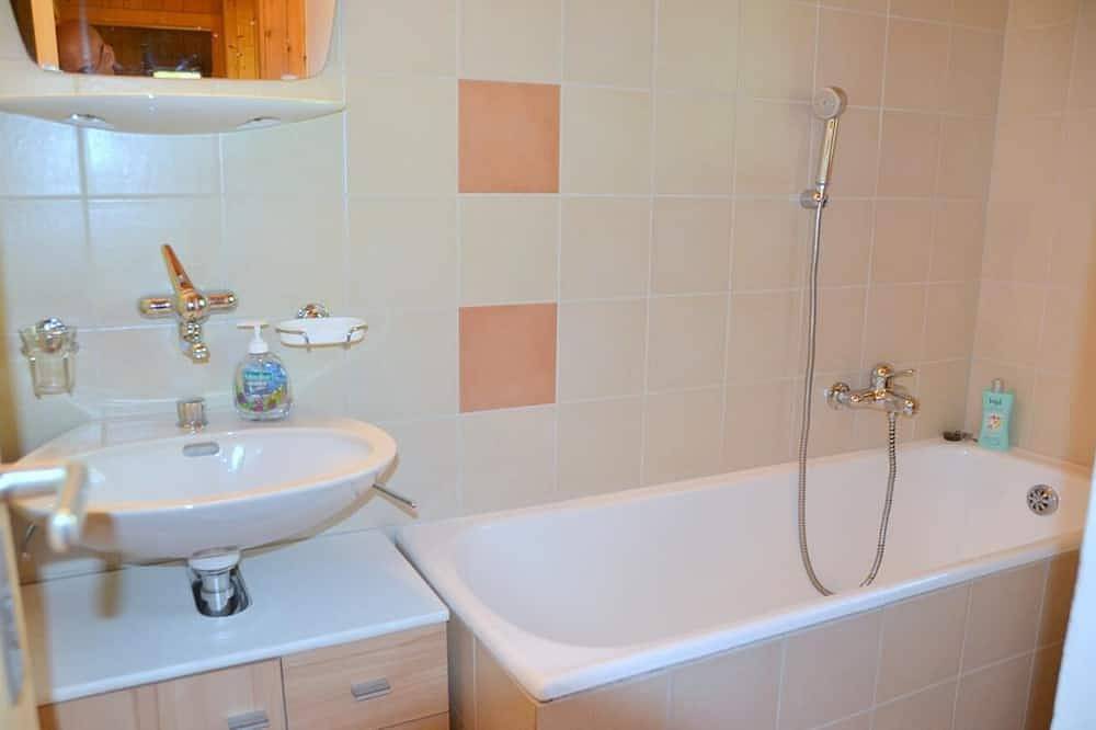 Außen: Cottage für 4 Personen, Erdgeschoss mit Garten- und Gartenmöbeln, Balkon -Innenraum: 80 m², g in Saint Luc, Anniviers