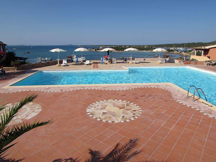 Ganze Ferienwohnung, Drei-Zimmer-Wohnung in einer Residenz am Meer in Marinella in Villaggio Marineledda, Costa Smeralda