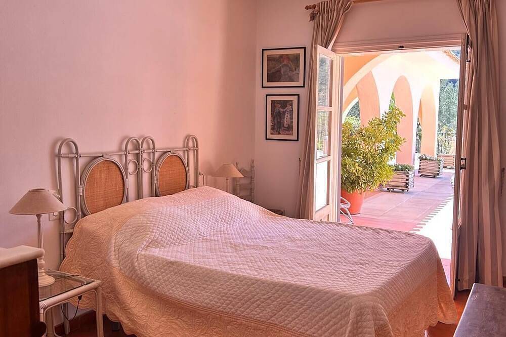 Magnificent villa for 10 people with very large swimming pool and tennis court in Játiva, Provincia de Valencia