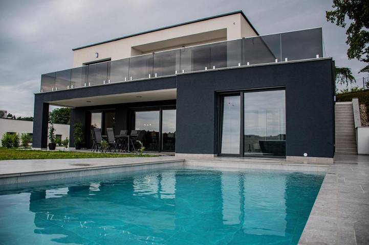 Villa für 8 Personen, mit Sauna und Whirlpool sowie Pool und Balkon in Slowenien