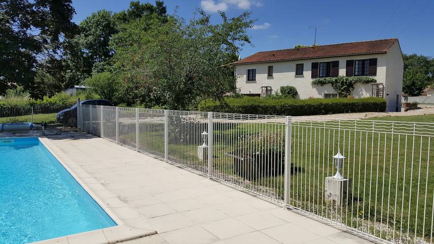 Gîte pour 2 personnes, avec Piscine à Agudelle