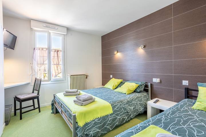 Standard Family Room for 3 – No. 9 with Wi-Fi in Chantonnay, La Roche-sur-Yon region