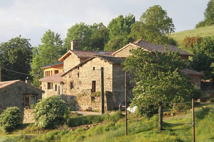 Gîte pour 5 personnes, avec piscine et balcon ainsi que sauna et jacuzzi à Nozières