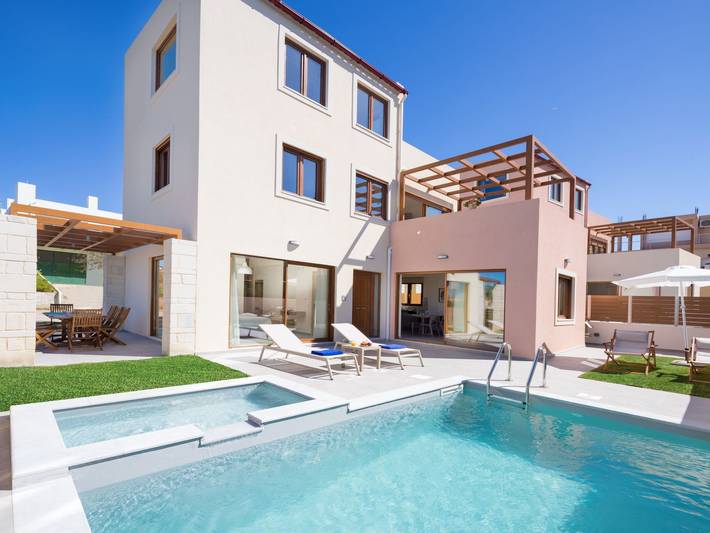 Ferienhaus für 9 Personen, mit Pool und Whirlpool sowie Kinderpool und Garten