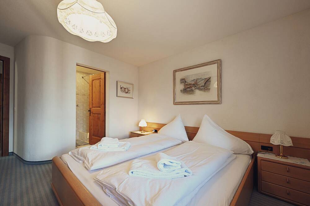 Ganze Wohnung, La Camona - Gemütliche Ferienwohnung in Ladir (Skigebiet Flims/Laax) in Ladir, Alpenarena