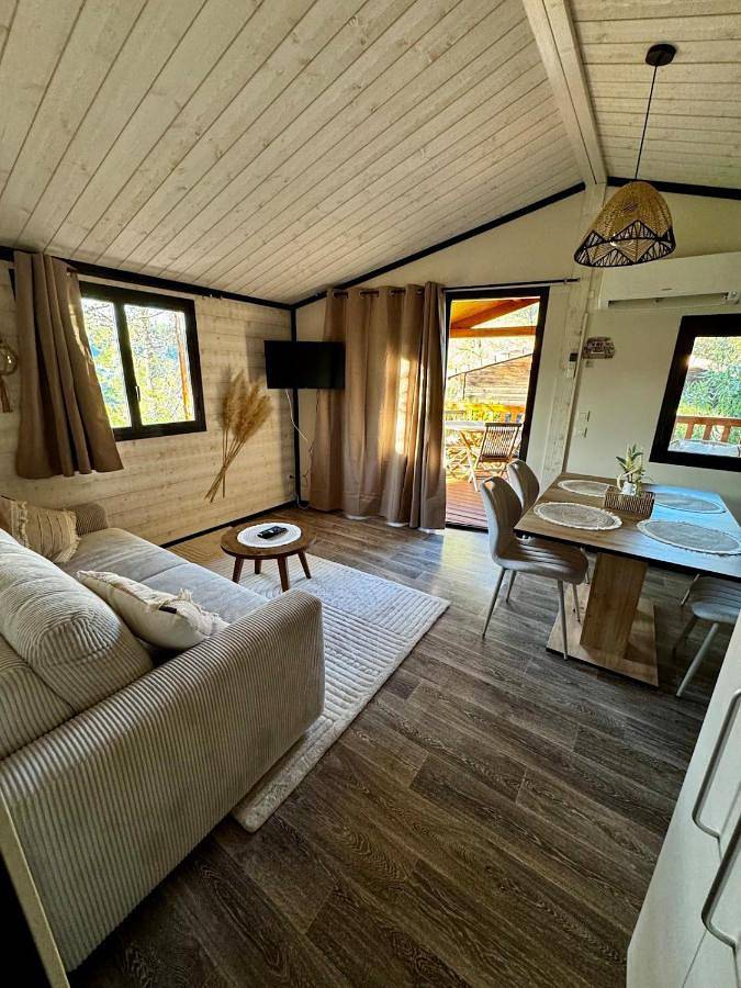 Chalet pour 6 personnes, avec vue et terrasse ainsi que piscine et sauna