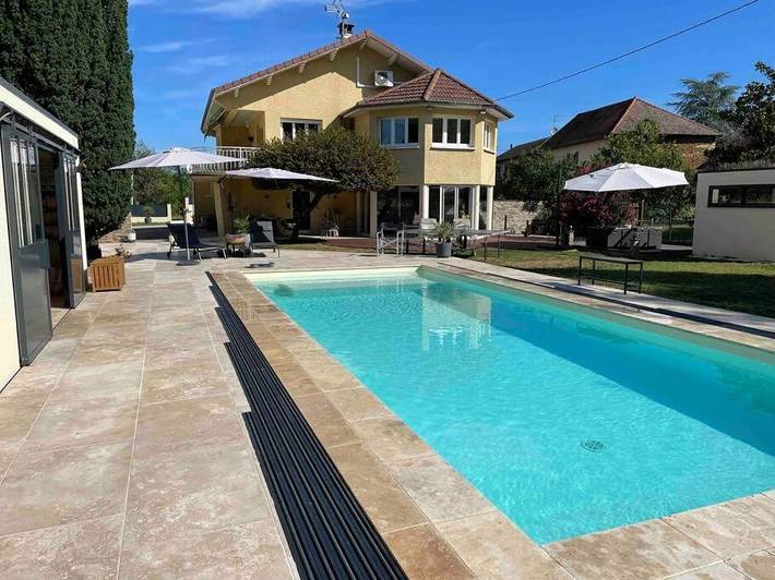Gîte pour 6 personnes, avec Jacuzzi et Terrasse ainsi que Piscine et Sauna à Chozeau