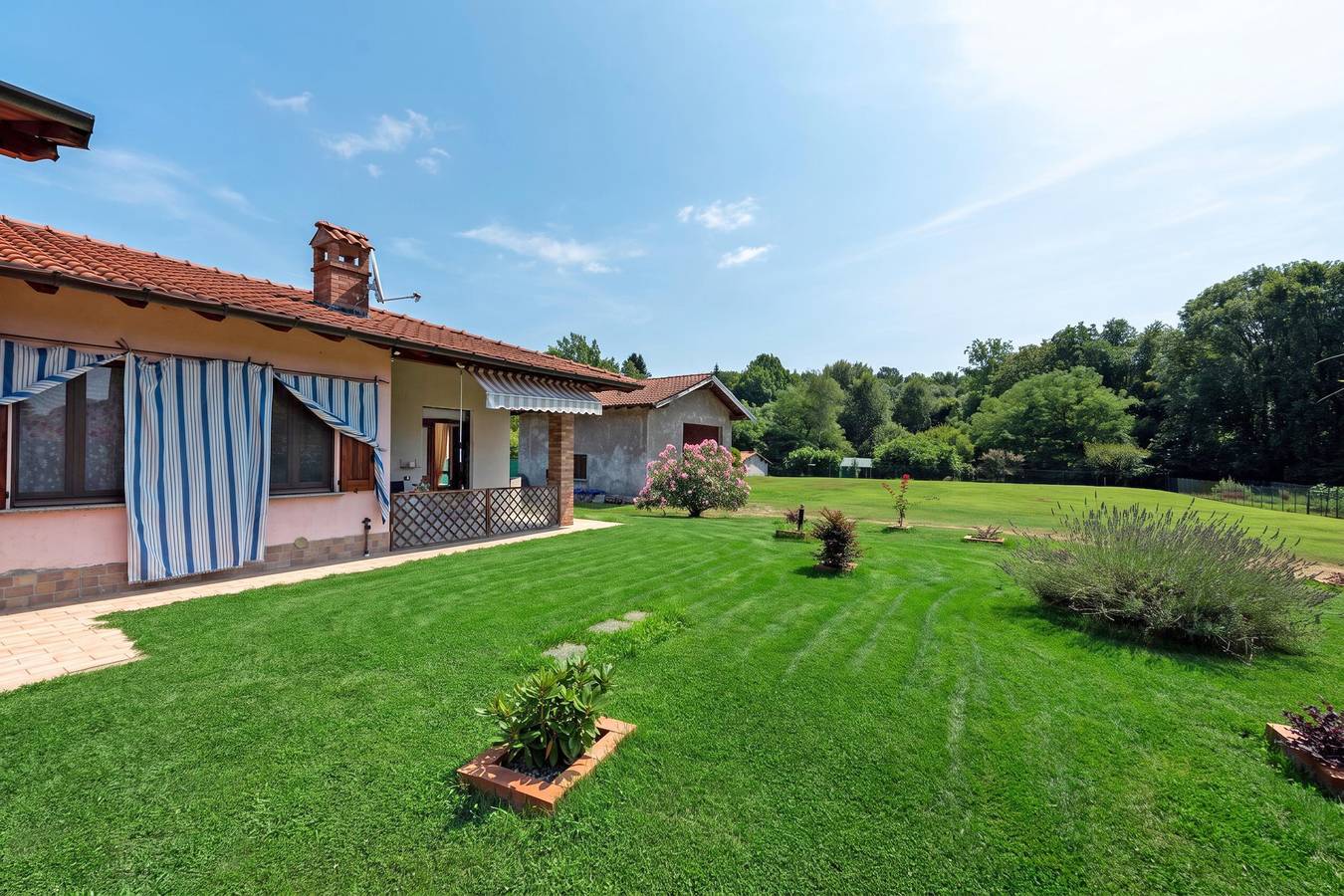 La Casa In Campagna: Rustic Retreat 800m from the Lake in Ballarate, Comune di Leggiuno
