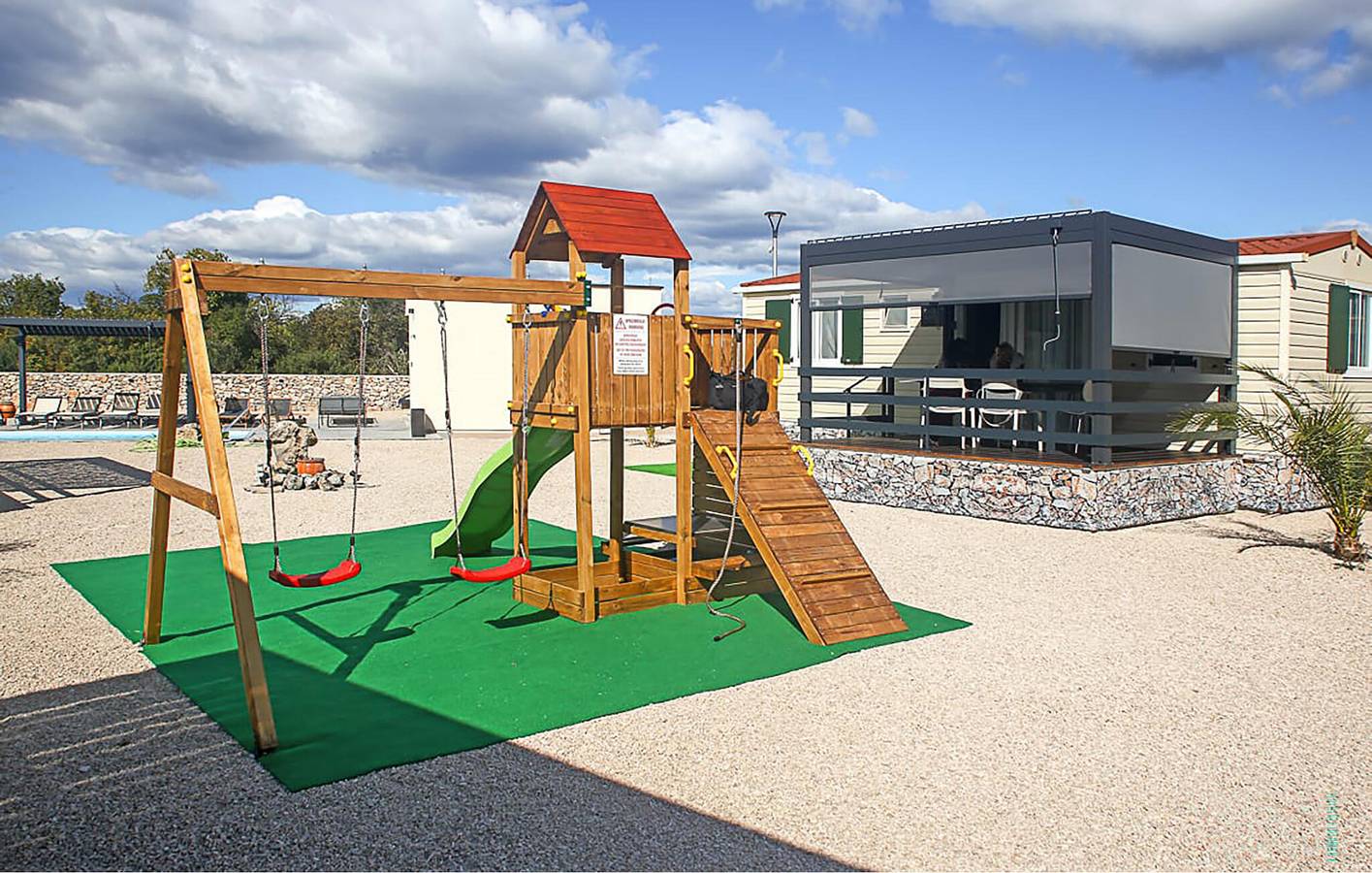Gemütliches Mobilheim in der Nähe des Visovačko-Sees mit Pool und Terrasse in Dalmatinisches Zagora
