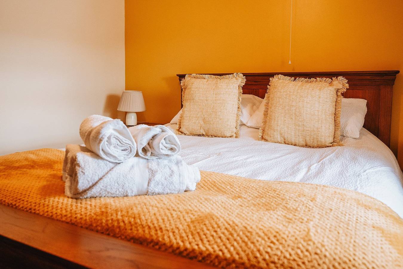 Luxury 5-Bed Farmhouse - Sleeps 8 & Hot Tub in Powys