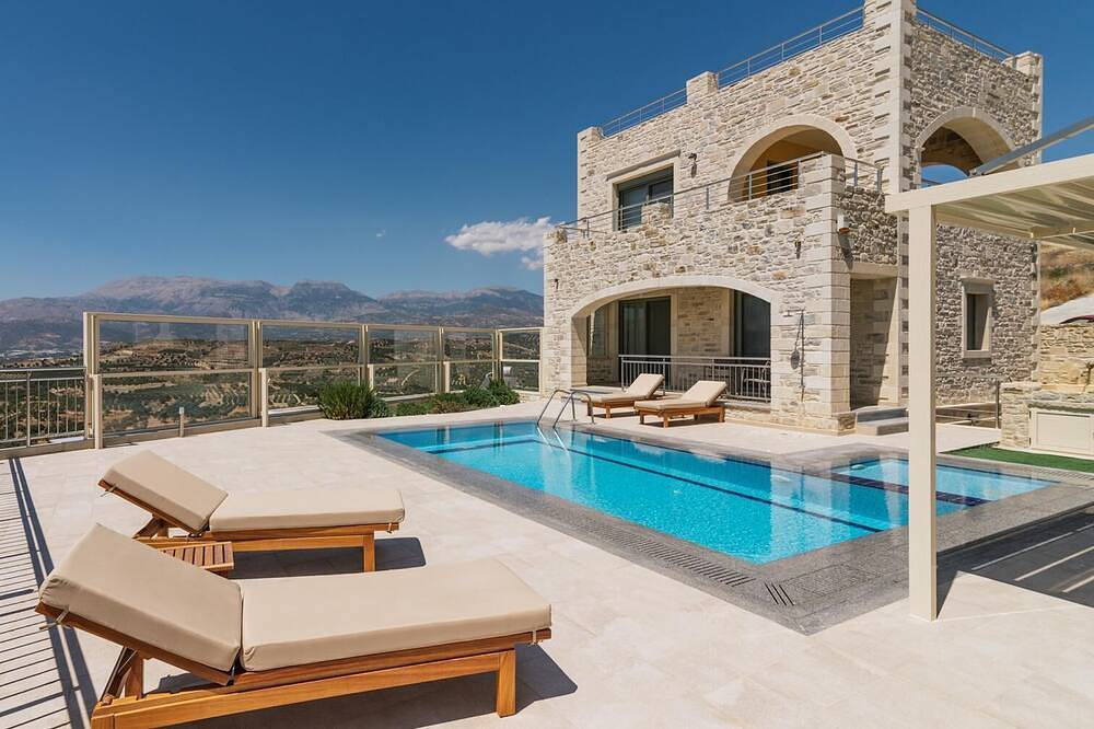 Villa Ovgoro, 3-stöckiges Gebäude mit Pool und Fußbodenheizung. in Kamilari, Iraklio-Heraklion und Umgebung