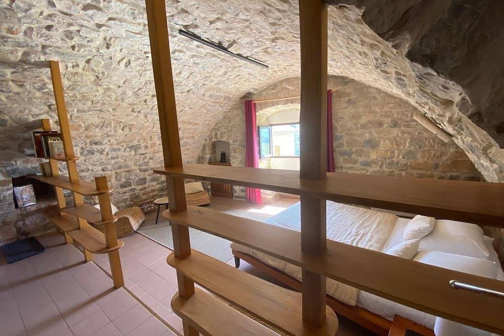 Entire apartment, Gîte Calades: Tarn stone and pebble flooring, Tarn view terrace under the vine! in Rivière-sur-Tarn, Parc naturel régional des Grands Causses
