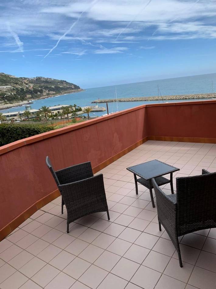 B&b per 2 persone, con Balcone e Terrazza nonché Giardino e Panorama in Provincia di Imperia