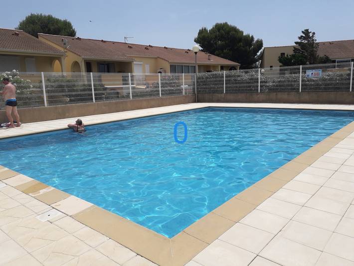 Chalet pour 4 personnes, avec terrasse et piscine à Gruissan