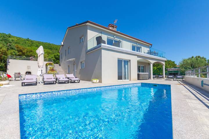 Ferienhaus für 8 Personen, mit Balkon und Terrasse sowie Pool und Sauna