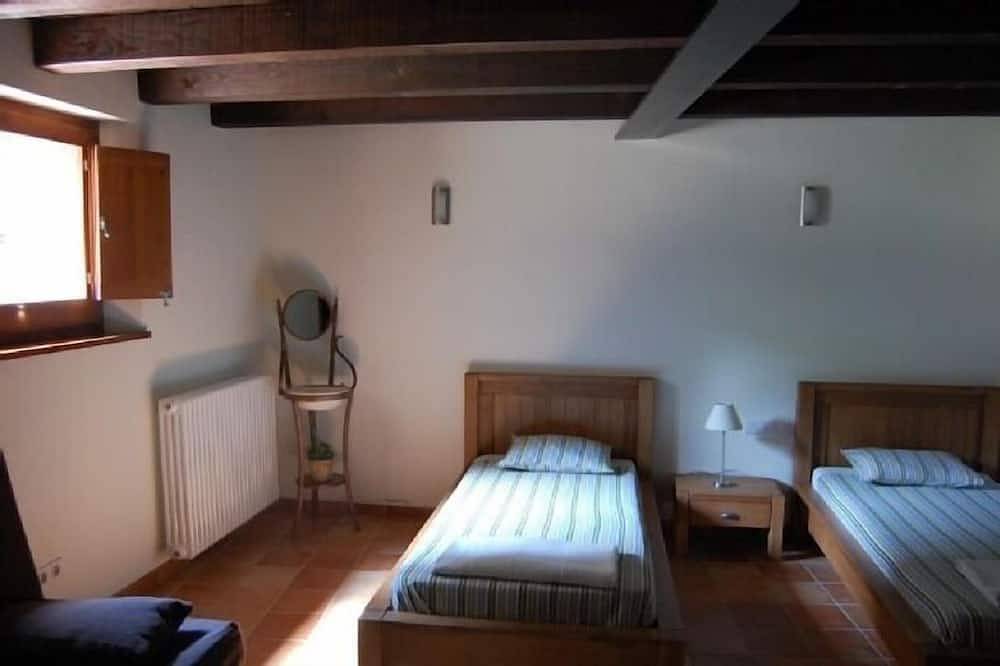 Casa rural (alquiler íntegro) Can Llorigó para 8 personas in Batet de la Serra, Olot