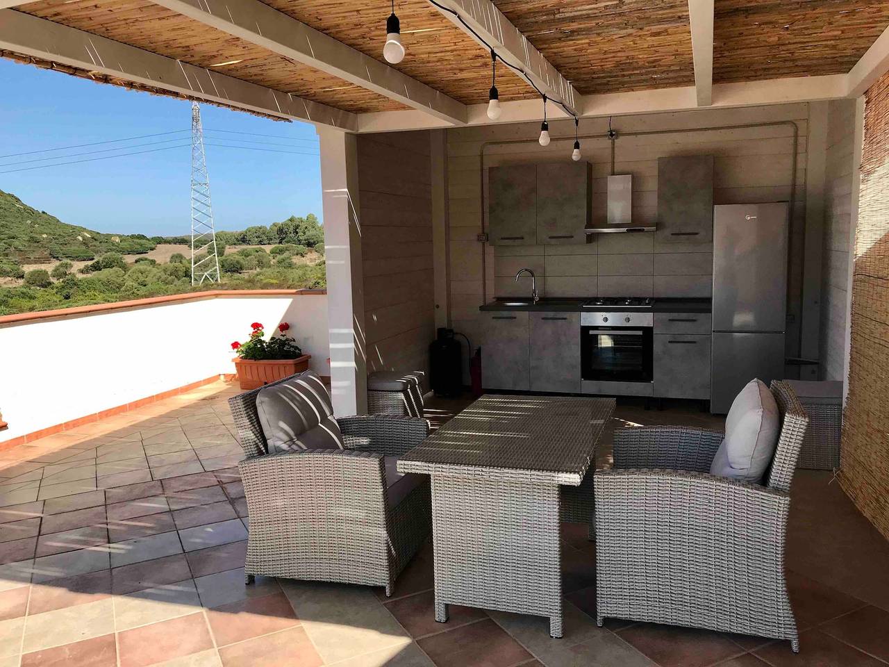 Appartamento intero, Villa Nuragica - Appartamento con cucina esterna e terazza con vista in Nuraxi Figus, Gonnesa