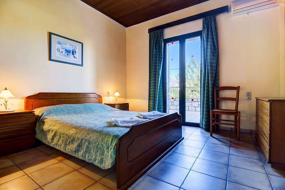 Two bedroom traditional villa with private pool in Iraklio-Heraklio region