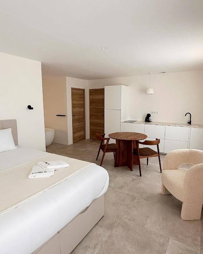 Gîte pour 2 personnes, avec piscine et jardin ainsi que terrasse et vue à Montblanc - 2