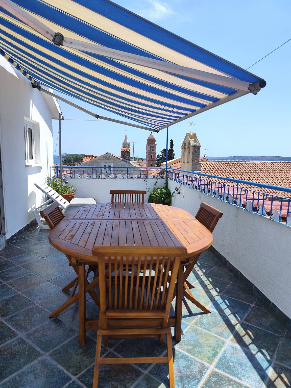 Maison de quatre chambres avec la terrasse et la vue sur le mer Rab K-14697 in Ville de Rab, Rab