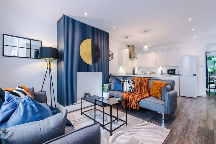 House Sleeps 7 with Garden and Free Parking in Grand Manchester