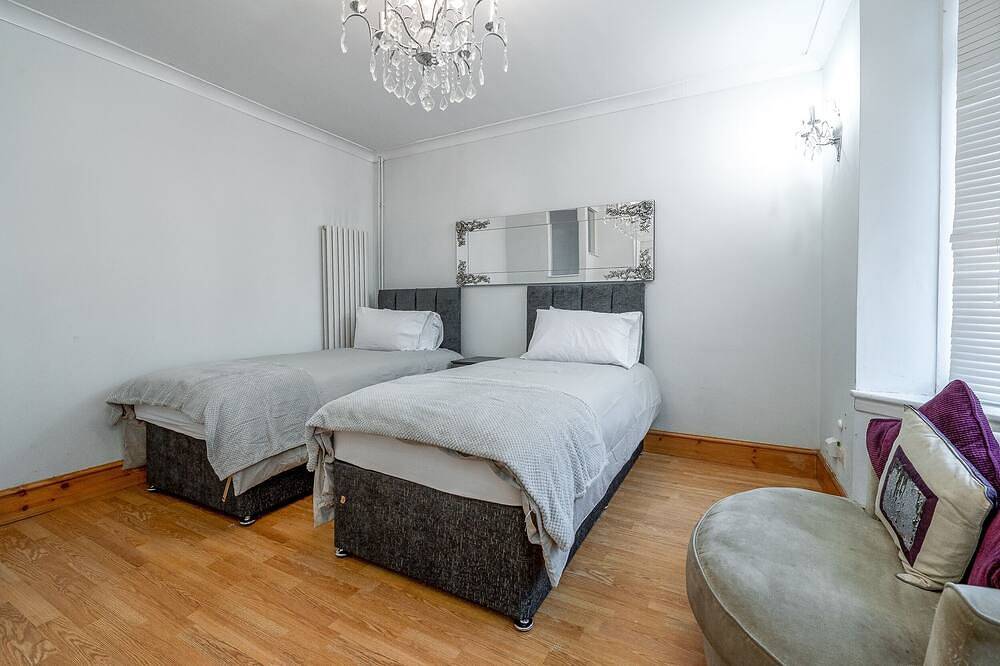 The Spetchley- 5 Bedroom, 10 Guests , Private Parking in Worcester, Worcestershire