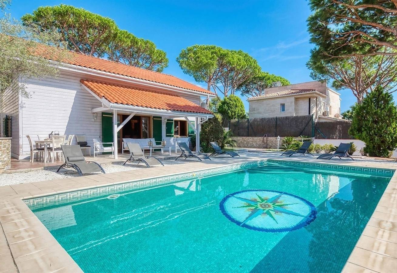 Villa "Costacabana - Primadonna" con piscina privada, terraza privada y Wi-Fi in Condado del Jaruco, Lloret de Mar