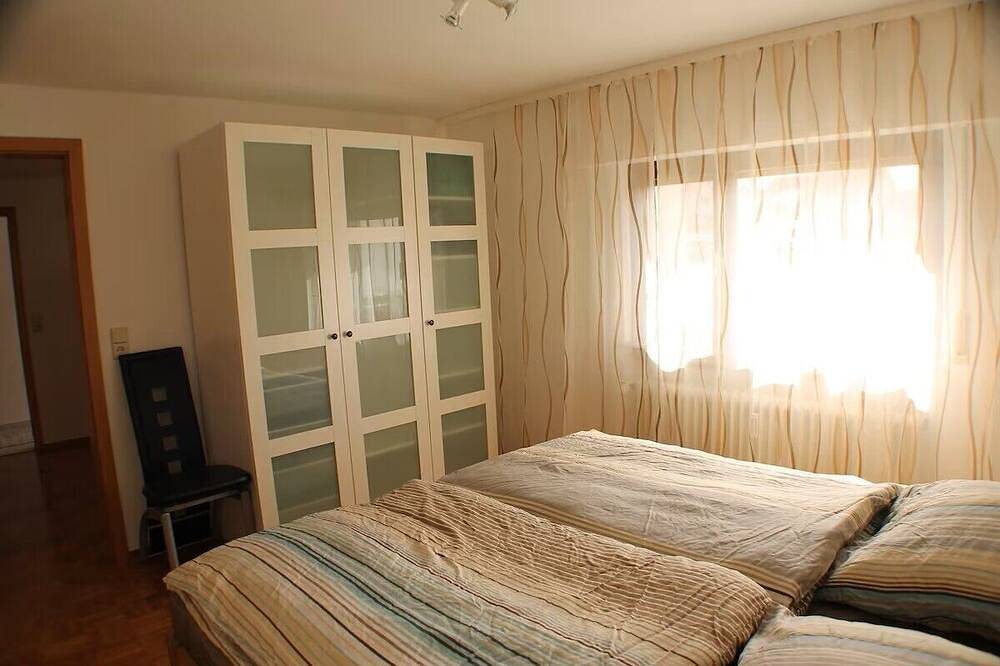 Ganze Wohnung, Business oder Urlaub, zentrale 80qm Whg. Nähe Mercedes-Benz / Bosch / Porsche in Renningen, Nordschwarzwald