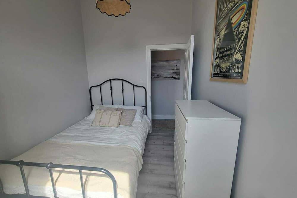 Entire apartment, Top Location - Newly Refurbed 2Bd, Sleeps 6 W/Loft in Cork, County Cork