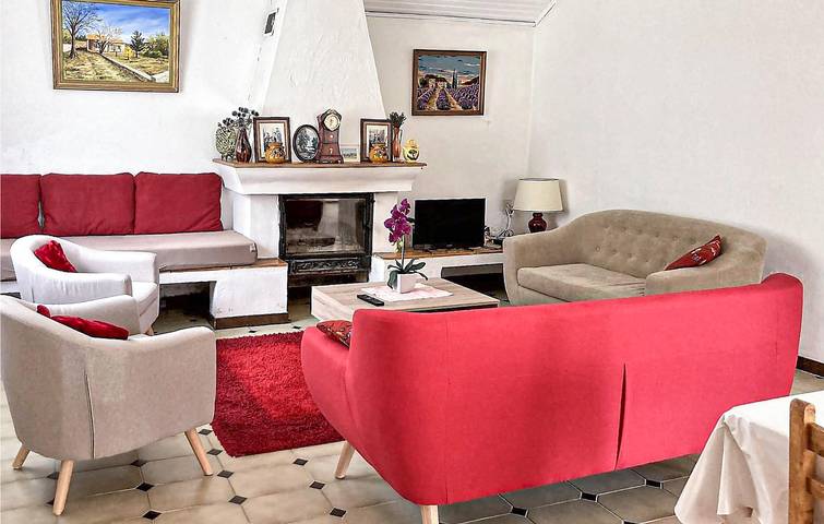 Encantador apartamento cerca de Saint-Trinit in Saint-Trinit, Parque natural regional del Mont Ventoux