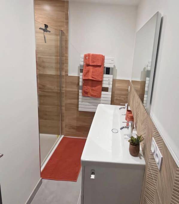 Location de vacances pour 4 personnes, avec jardin et jacuzzi à La Jarrie - 3