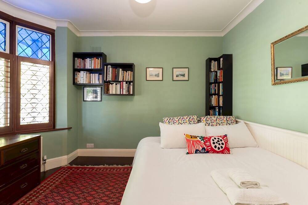 Pass the Keys | Charming 3-Bed Bungalow with Character & Garden in Greenwich, London
