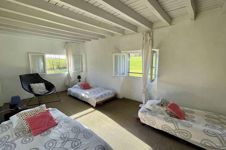 La Grange: Between sea and mountains, spacious gîte with private pool. in Labastide-Villefranche, Béarn