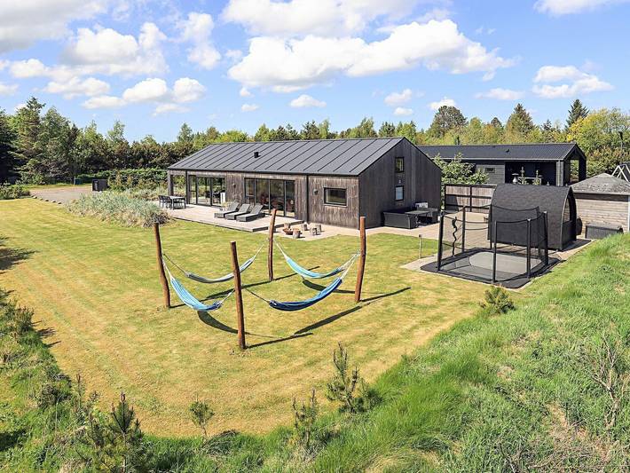 Feriehus for 10 personer, med Terrasse og Hage i tillegg til Sauna i Sæby