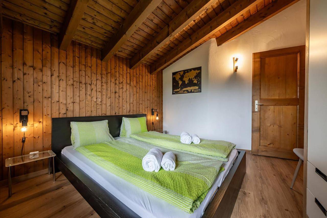 Ganze Wohnung, Half chalet with garden & balcony - 2' to Ski bus in Laax Dorf, Laax