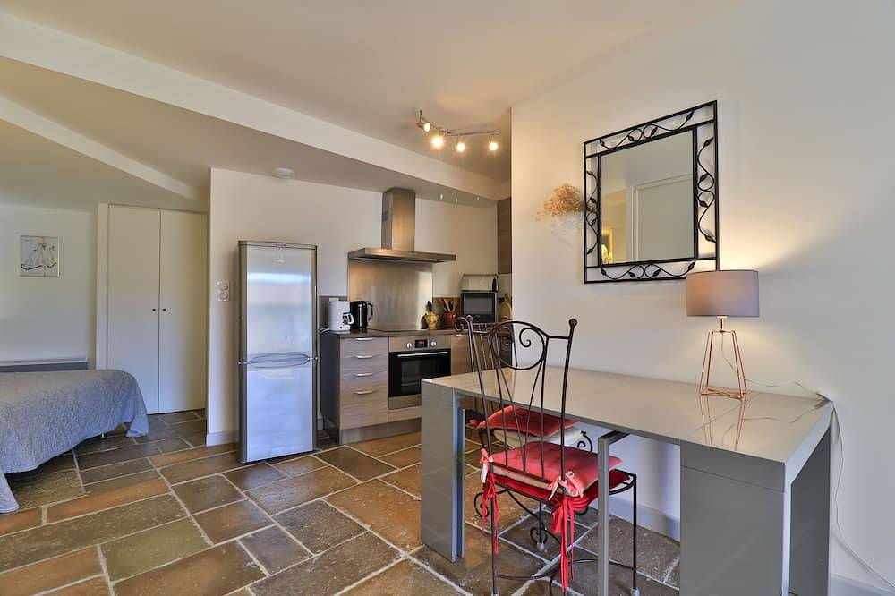 Geheel appartement, Grote zeer comfortabele studio met tuin in het hart van een dorp in de Provence in Villecroze, Draguignan en omgeving