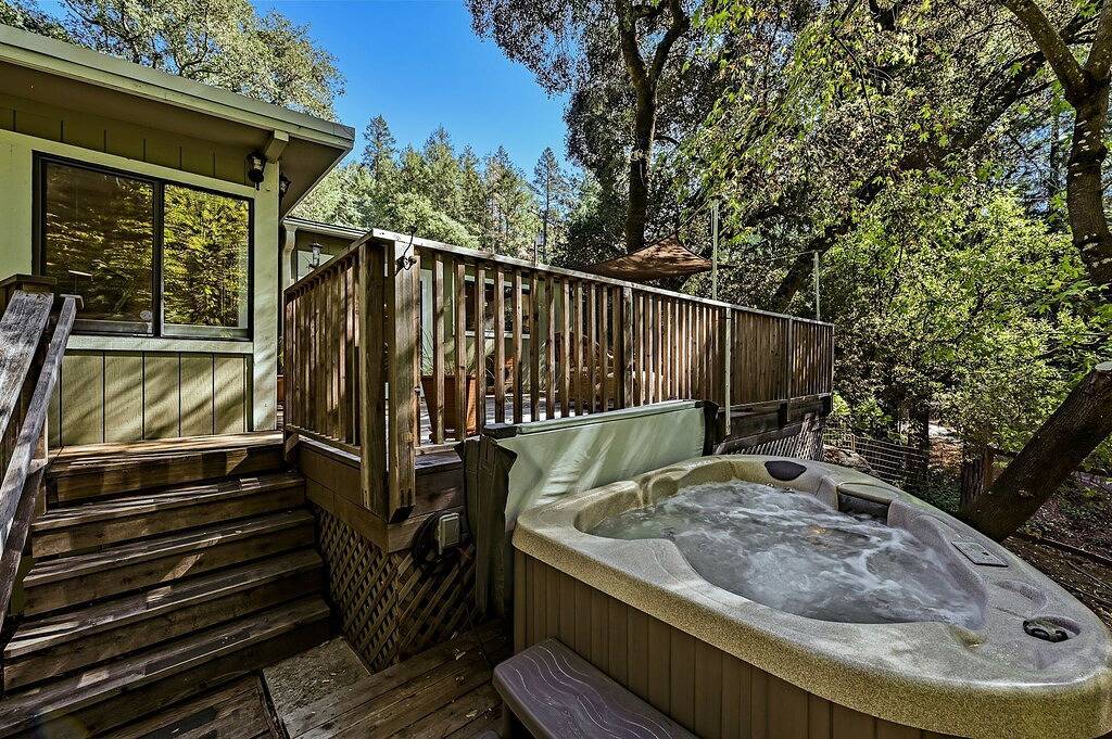 Cozy Woodland Escape, Hot Tub, Redwood + Water Views, mins from spas in Napa in California North Coast