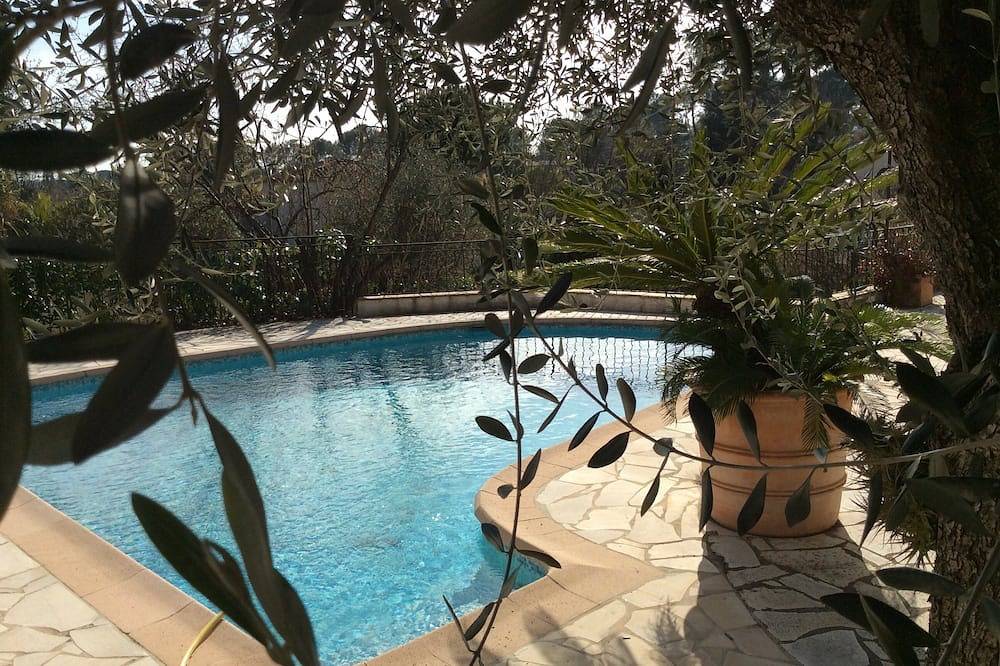 Rez de jardin de villa dans un endroit calme et arboré avec piscine privée in Roquefort-les-Pins, Côte méditerranéenne (France)