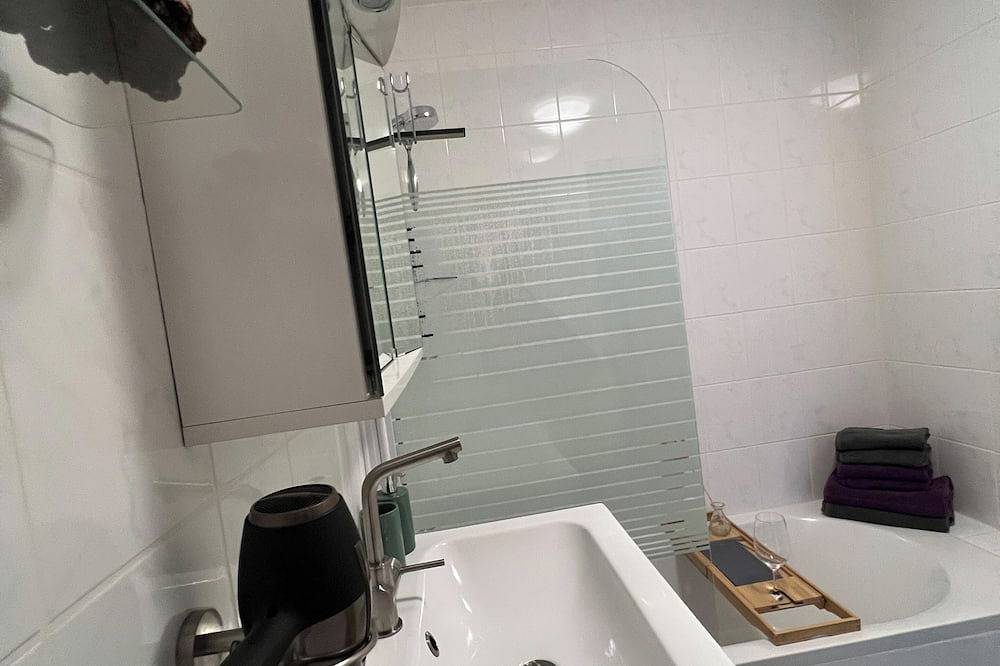 Ganze Wohnung, Zentrumsnahe Ferienwohnung am Fuße der Burgruine Hohenneuffen in Neuffen, Albsteig Etappe 9