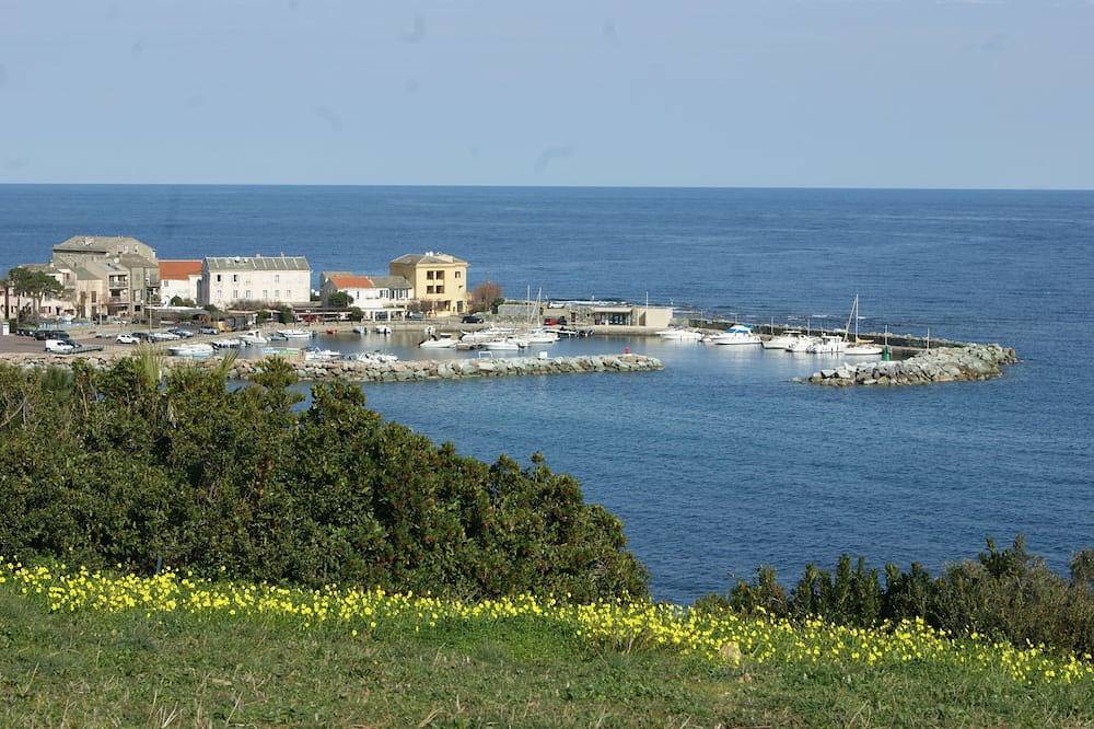 Ganze Wohnung, Les Cyprès - Blick auf das Meer und den kleinen Hafen von Santa Severa in Luri, Cap Corse