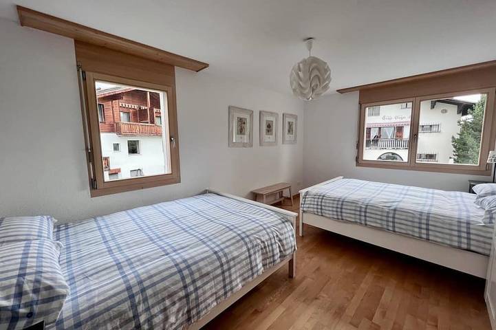 Ganze Wohnung, 2 Bed 2 Bath, Bright, spacious, central apartment in Flims 5min walk to gondola in Flims-Dorf, Flims
