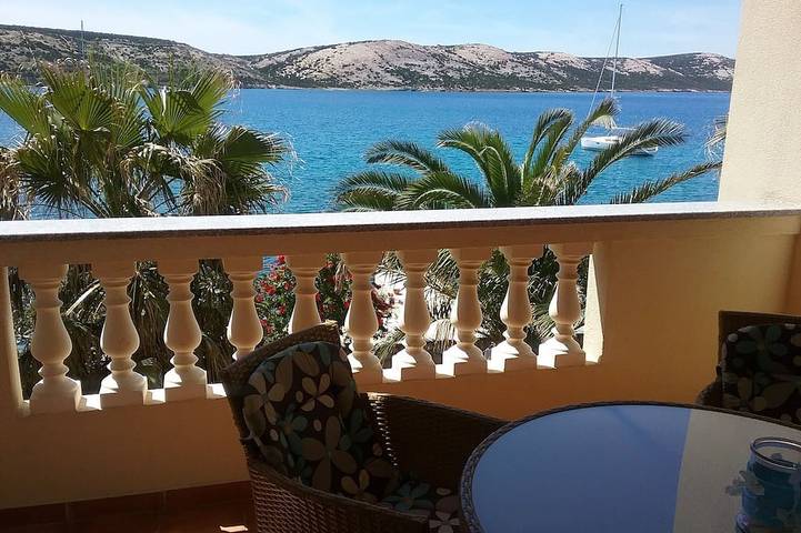 Ferienwohnung für 4 Personen, mit Terrasse in Novalja