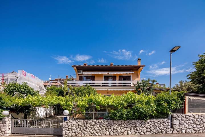 Ferienwohnung für 4 Personen, mit Balkon und Meerblick sowie Kinderpool in Paveki