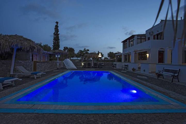 Apartmenthotel for 5 people, with pool in Santorini