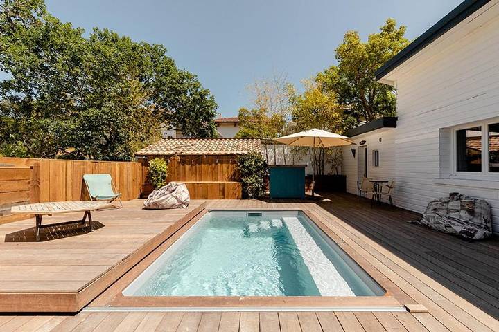 Hôtel pour 3 personnes, avec terrasse ainsi que jardin et piscine