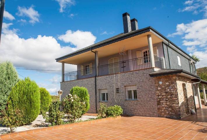 Chalet para 12 personas, con vistas y piscina además de jardín y terraza en El Bierzo - 3