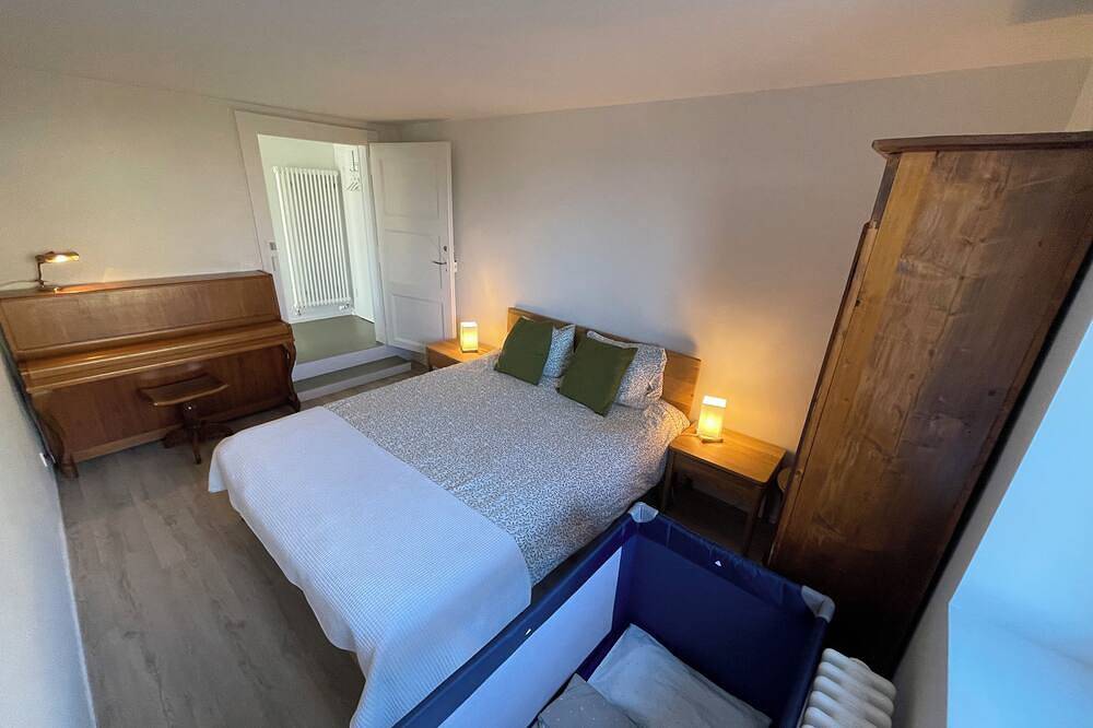 Entire apartment, Modern 2 bedroom flat in town with lake views in Neuchâtel, Three-Lakes