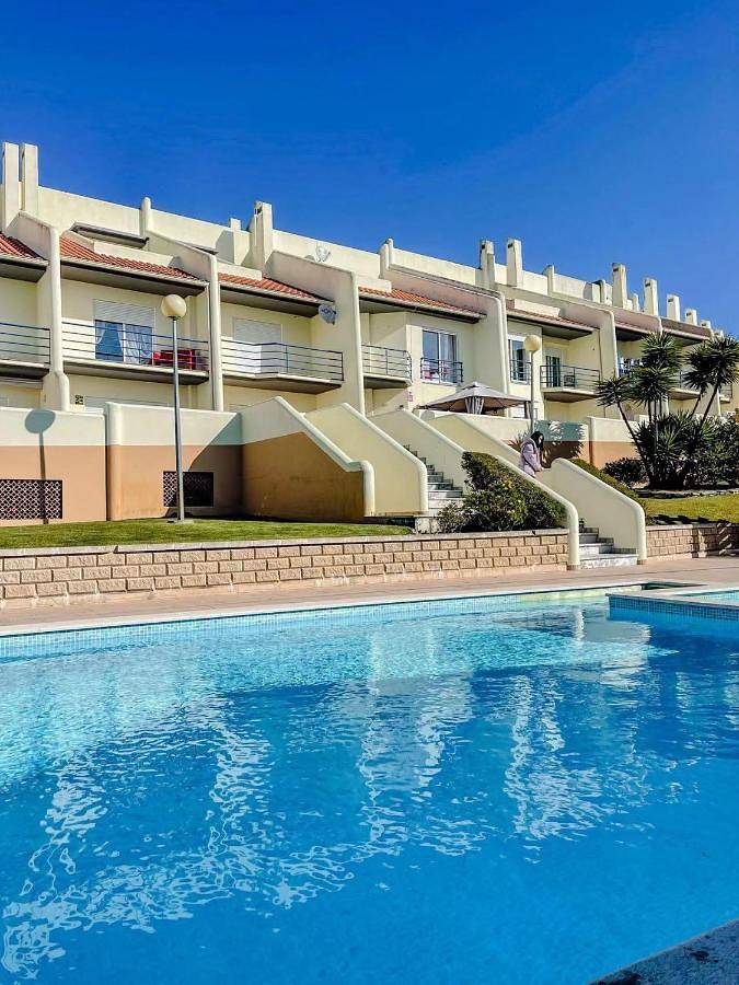Geheel vakantieappartement, Peniche master bedroom with sea view balcony, private bathroom, shared kitchen, swimming pool, surfing resort in Peniche, Leiria District