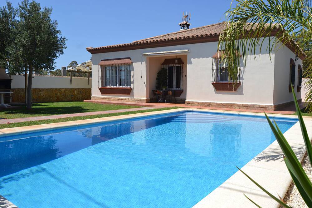 Villa with private pool in Pinar de los Franceses (Wifi) in Los Franceses-La Vega, Chiclana de la Frontera