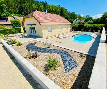 Gîte pour 6 personnes, avec piscine ainsi que jardin et terrasse dans le Jura